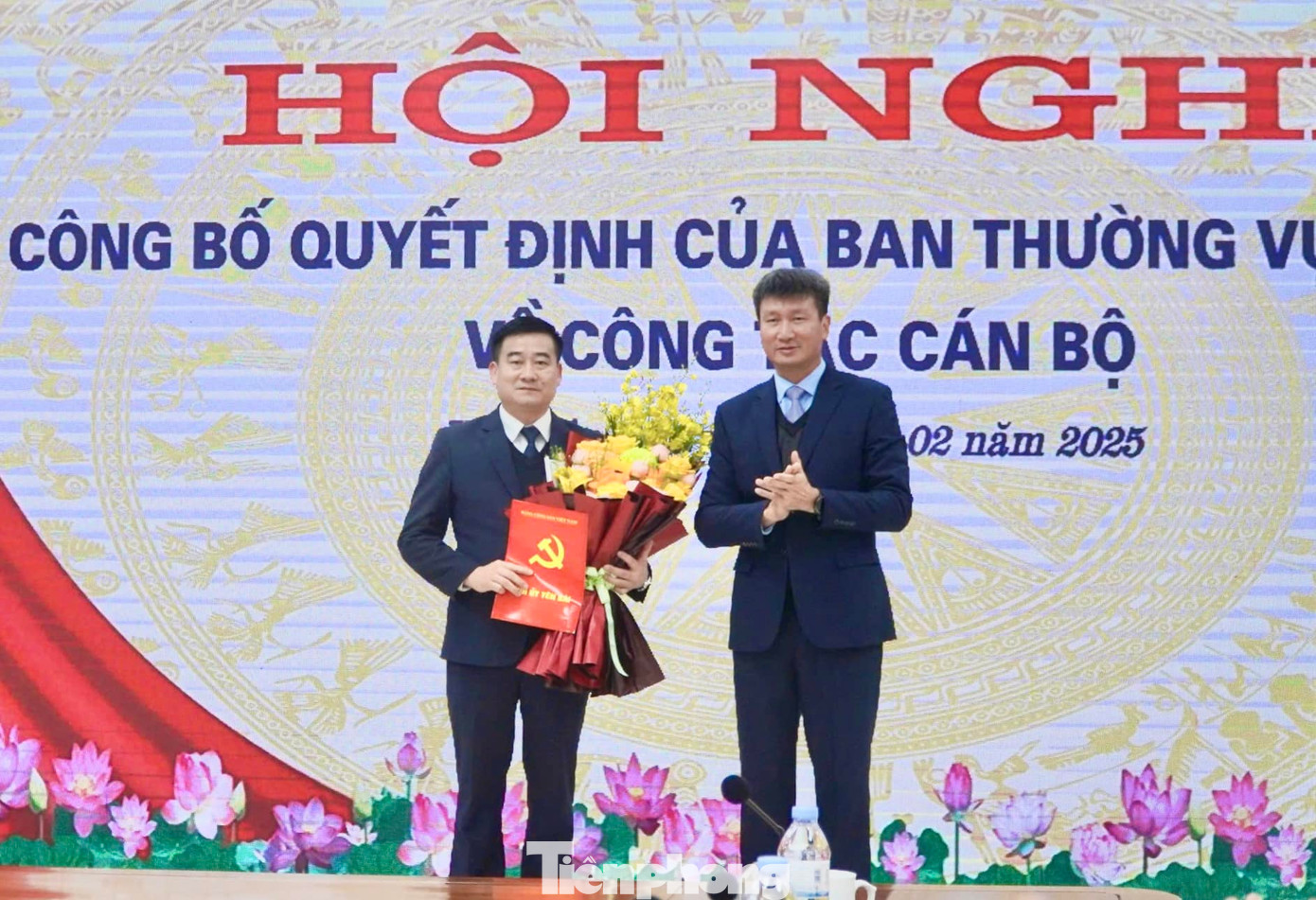 Bí thư Tỉnh ủy Yên Bái Trần Huy Tuấn trao quyết định, tặng hoa chúc mừng tân Bí thư Huyện ủy Văn Yên Hà Đức Anh (ảnh trái); Ông Tạ Văn Long - Phó Bí thư Thường trực Tỉnh ủy, Chủ tịch HĐND tỉnh trao quyết định và tặng hoa chúc mừng ông Mai Mộng Tuân (ảnh phải). Bí thư Tỉnh ủy Yên Bái Trần Huy Tuấn trao quyết định, tặng hoa chúc mừng tân Bí thư Huyện ủy Văn Yên Hà Đức Anh (ảnh trái); Ông Tạ Văn Long - Phó Bí thư Thường trực Tỉnh ủy, Chủ tịch HĐND tỉnh trao quyết định và tặng hoa chúc mừng ông Mai Mộng Tuân (ảnh phải).