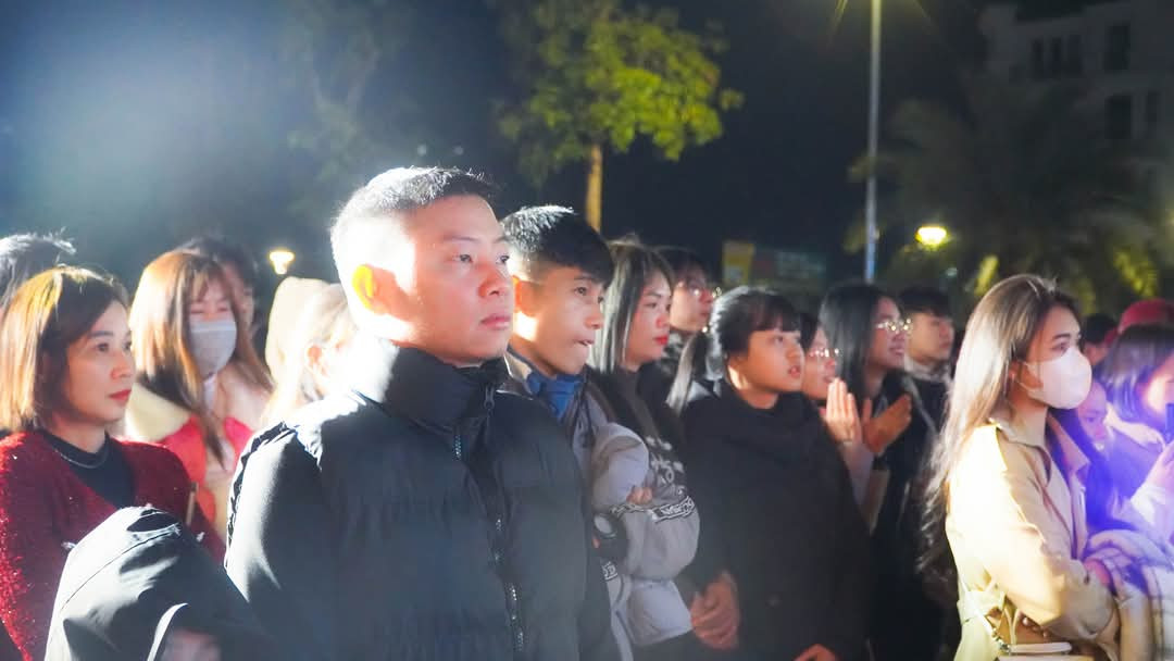 Mọi người đều chờ mong một năm mới đến với nhiều niềm vui, hạnh phúc. Mọi người đều chờ mong một năm mới đến với nhiều niềm vui, hạnh phúc.