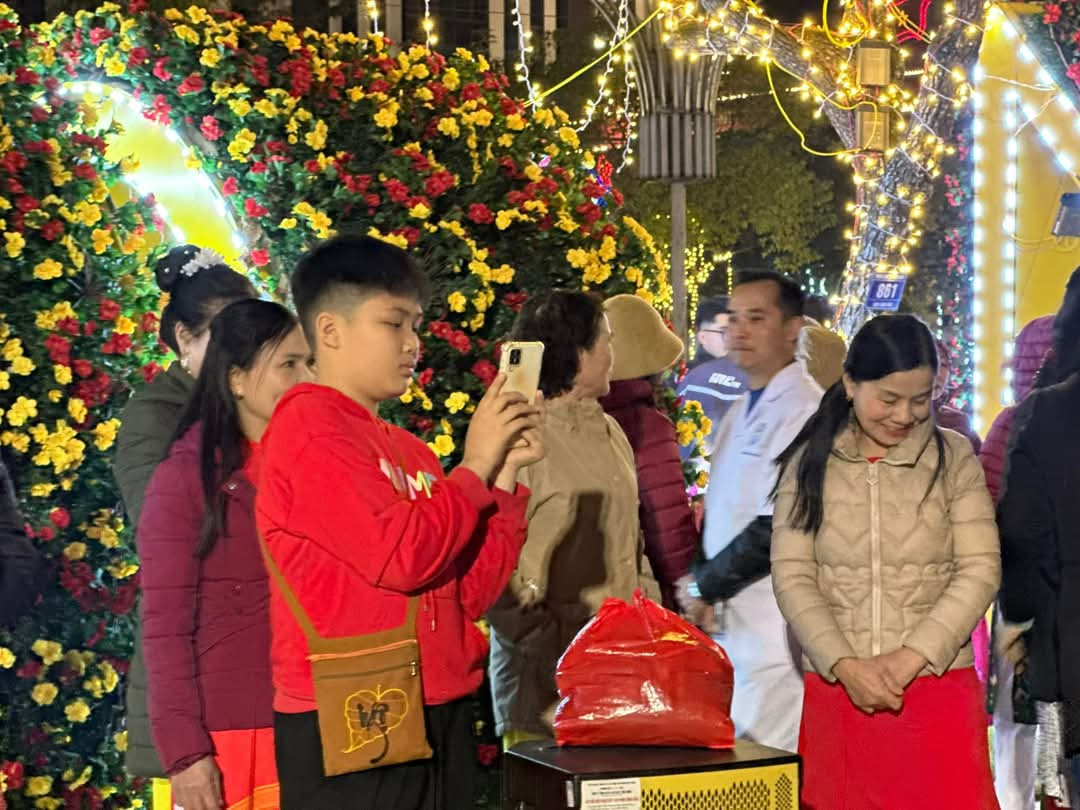 Ngay từ 20h tối 28/1, rất nhiều người dân tập trung tại Quảng trường trung tâm huyện Yên Bình chiêm ngưỡng các tiết mục văn nghệ và tham gia các hoạt động thể thao truyền thống tại địa phương. Ngay từ 20h tối 28/1, rất nhiều người dân tập trung tại Quảng trường trung tâm huyện Yên Bình chiêm ngưỡng các tiết mục văn nghệ và tham gia các hoạt động thể thao truyền thống tại địa phương.