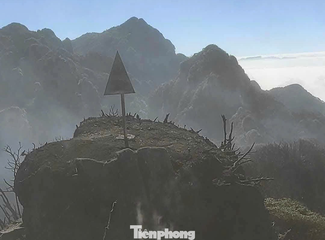 Do địa hình núi cao, vách đá dựng đứng khiến việc tiếp cận hiện trường và dập tắt đám cháy gặp nhiều khó khăn. Do địa hình núi cao, vách đá dựng đứng khiến việc tiếp cận hiện trường và dập tắt đám cháy gặp nhiều khó khăn.