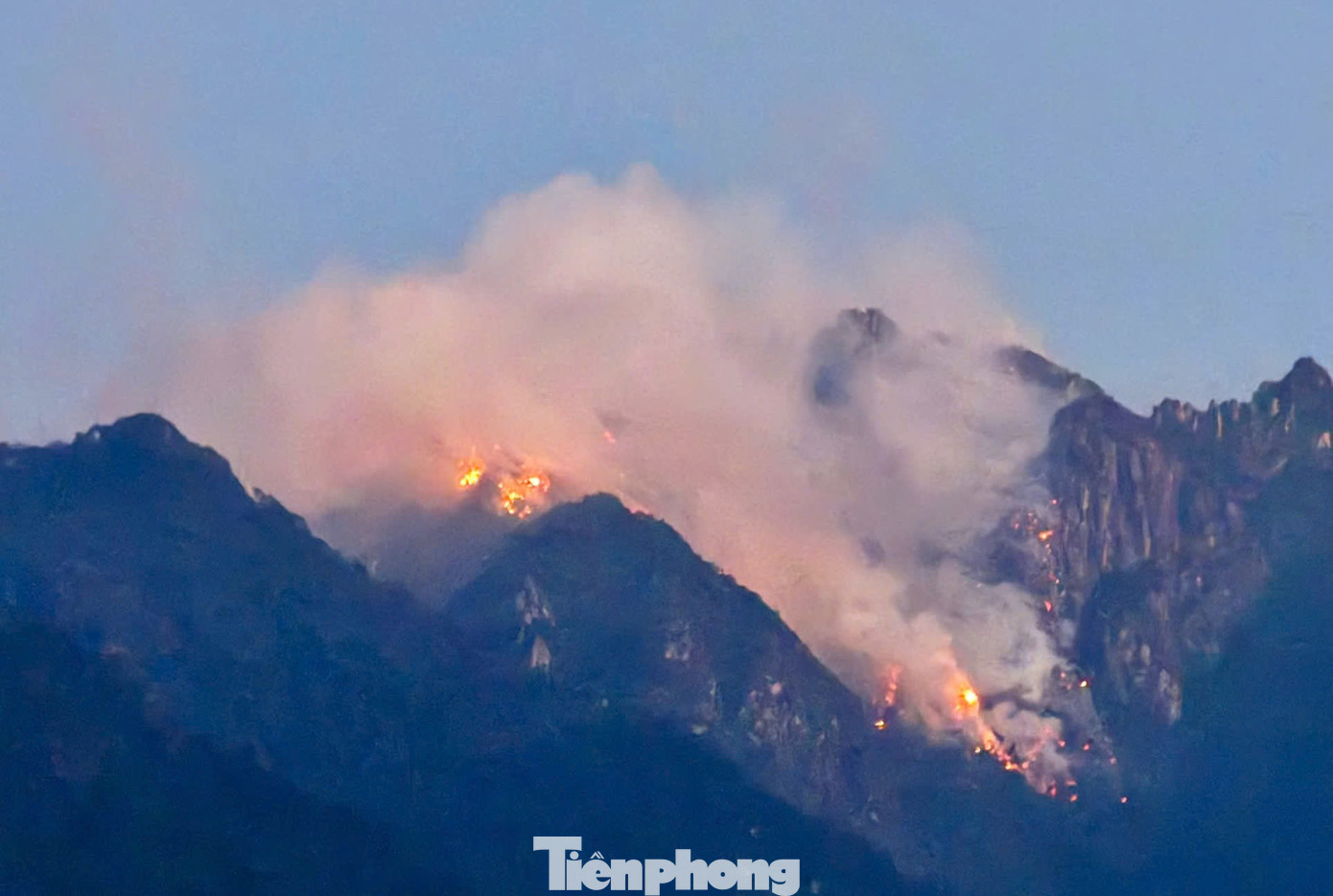 Đám cháy xảy ra từ ngày 18/1 và có chiều hướng lan rộng. Đám cháy xảy ra từ ngày 18/1 và có chiều hướng lan rộng.