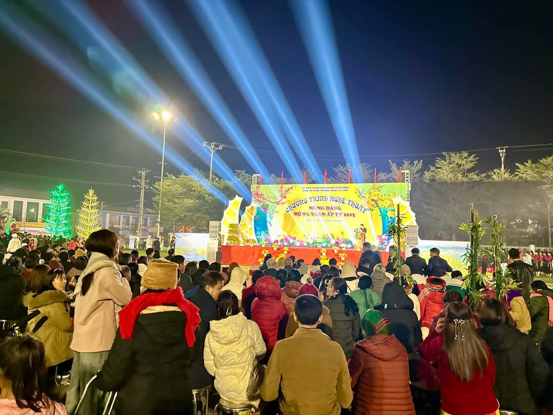 Ngay từ 20h tối 28/1, rất nhiều người dân tập trung tại Quảng trường trung tâm huyện Yên Bình chiêm ngưỡng các tiết mục văn nghệ và tham gia các hoạt động thể thao truyền thống tại địa phương. Ngay từ 20h tối 28/1, rất nhiều người dân tập trung tại Quảng trường trung tâm huyện Yên Bình chiêm ngưỡng các tiết mục văn nghệ và tham gia các hoạt động thể thao truyền thống tại địa phương.