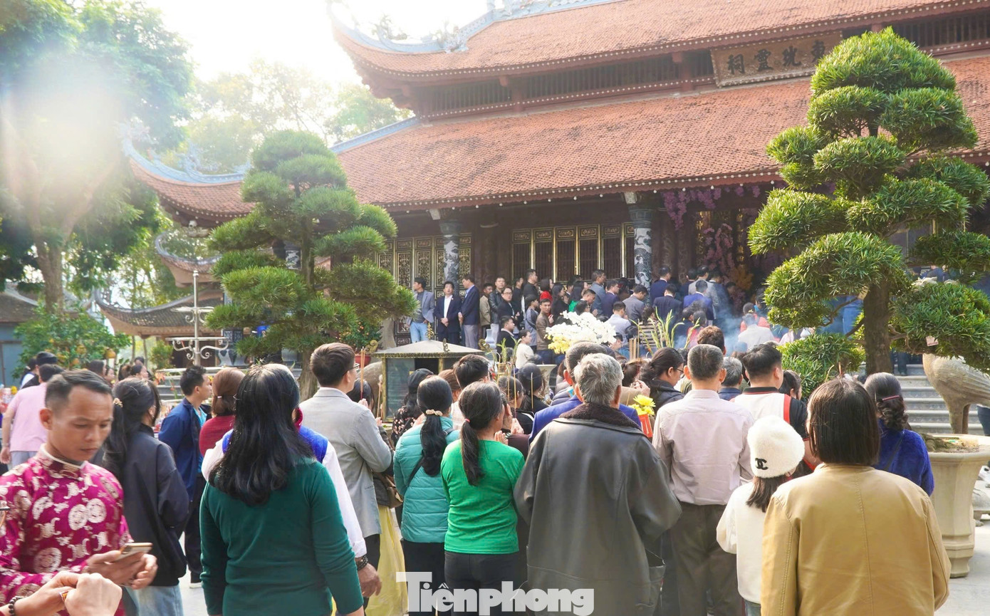 Đến sáng 3/2, lễ rước Mẫu qua sông - Kiệu Mẫu được trai đinh chuẩn bị và được các tín nữ trang trí từ hôm trước.