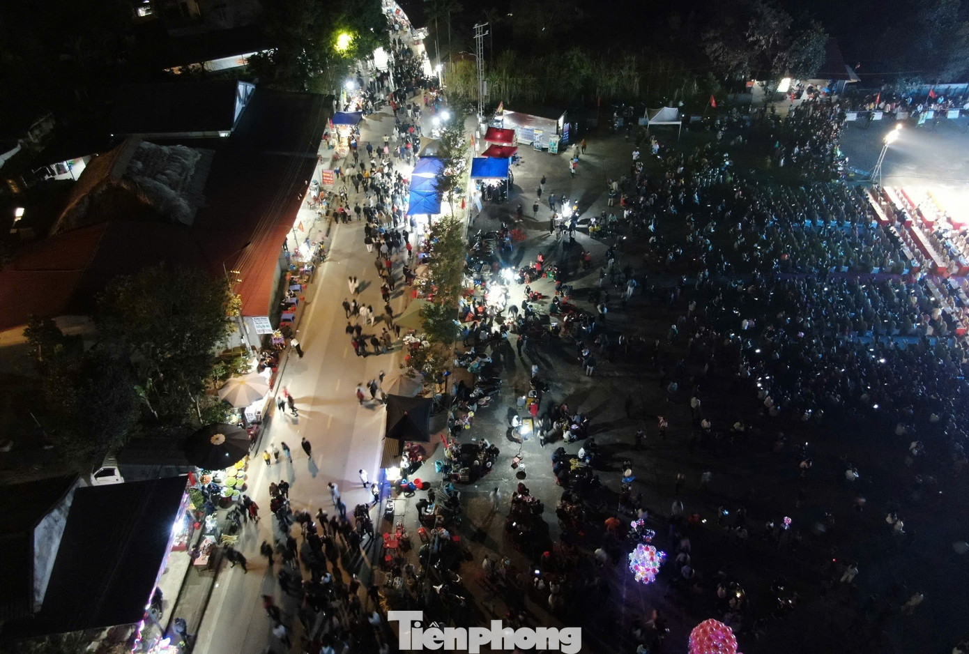 Lễ hội được tổ chức thu hút đông đảo người dân và du khách thập phương đến tham quan, chiêm bái.