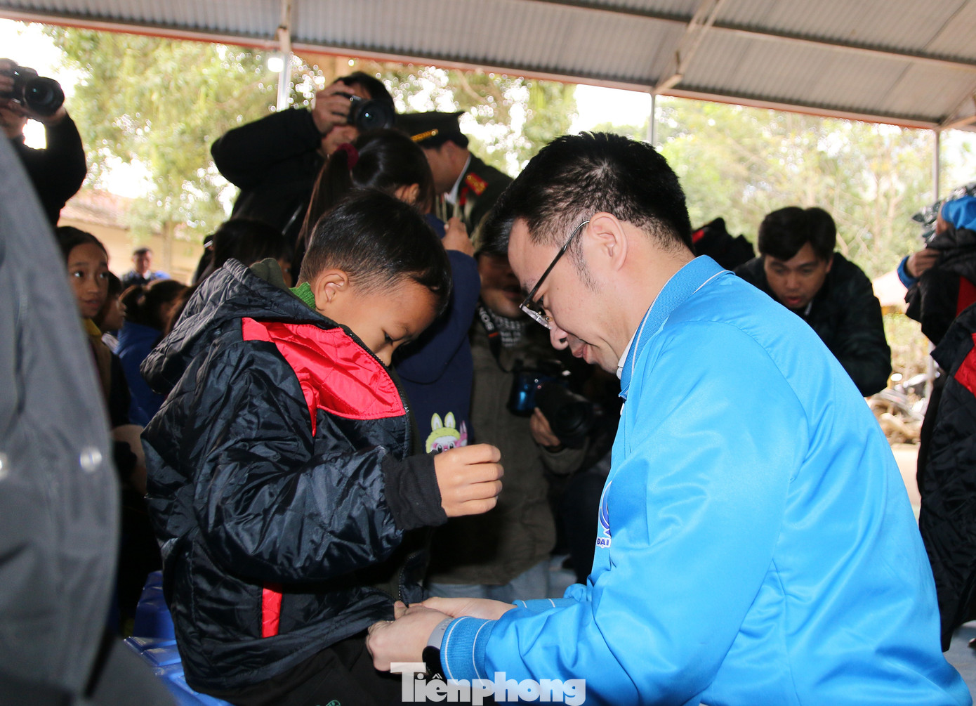 Tại đây, Trung ương Đoàn tặng máy tính cho lực lượng Công an xã, áo ấm và phòng tin học cho các em học sinh trên địa bàn xã Nậm Khánh.