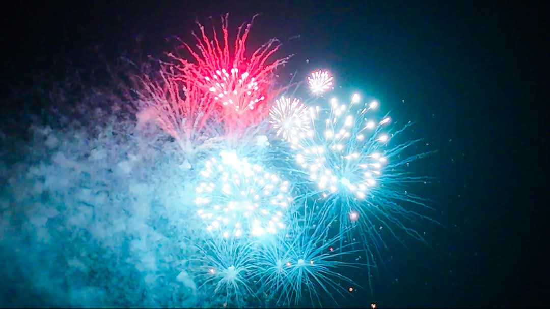 Mọi người đều chờ mong một năm mới đến với nhiều niềm vui, hạnh phúc. Mọi người đều chờ mong một năm mới đến với nhiều niềm vui, hạnh phúc.