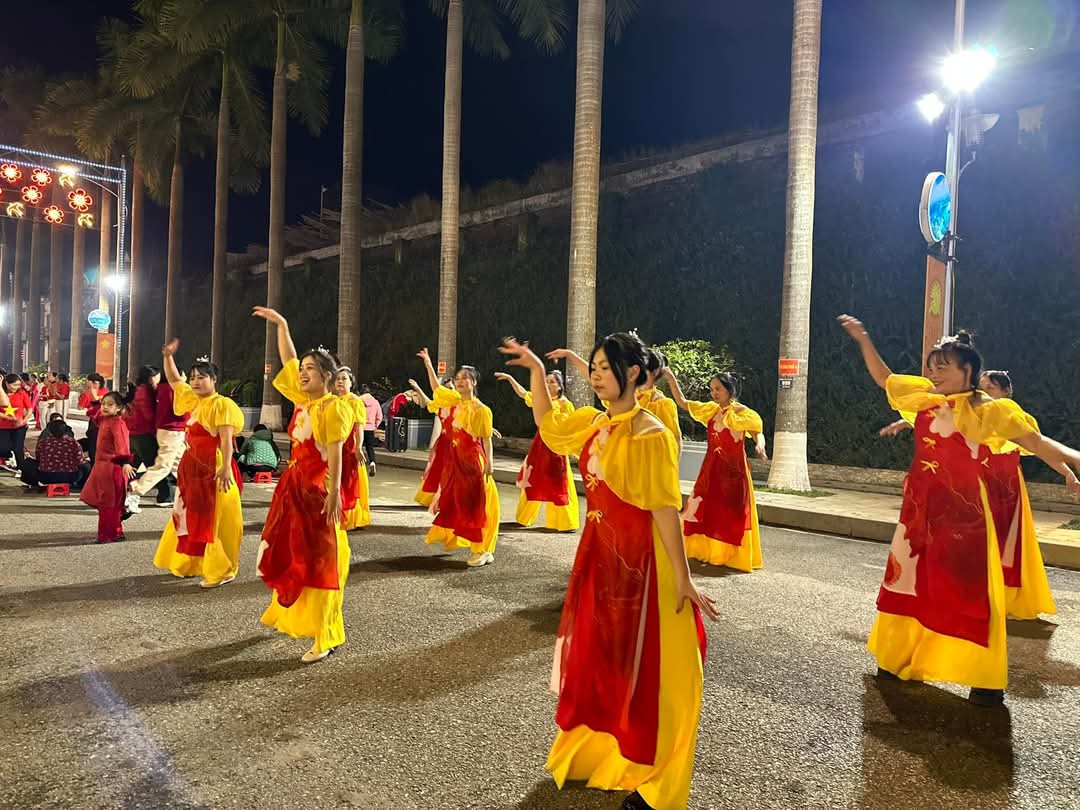 Nhiều chương trình được huyện Yên Bình tổ chức tại phố đi bộ khiến người dân thích thú. Nhiều chương trình được huyện Yên Bình tổ chức tại phố đi bộ khiến người dân thích thú.