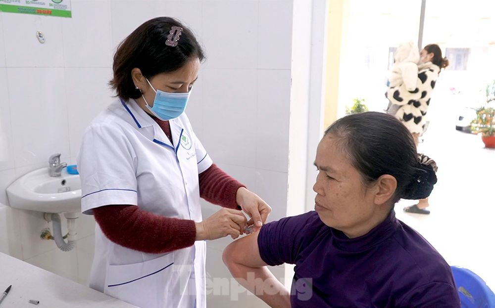 Người dân Yên Bái chủ động đến các cơ sở Y tế tiêm vaccine phòng chống bệnh.