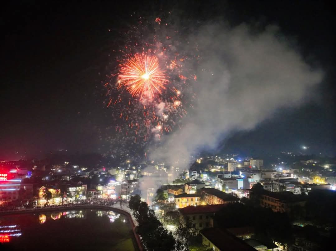 Mỗi màn bắn pháo hoa kéo dài 15 phút khiến đông đảo người dân phấn khởi. Mỗi màn bắn pháo hoa kéo dài 15 phút khiến đông đảo người dân phấn khởi.