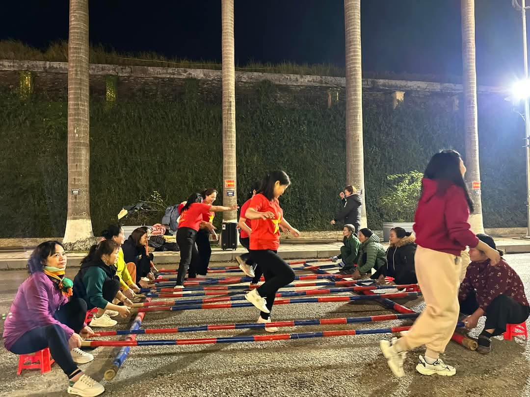 Pháo hoa rực sáng đón năm mới Ất Tỵ an lành, thịnh vượng ảnh 138 Pháo hoa rực sáng đón năm mới Ất Tỵ an lành, thịnh vượng ảnh 138