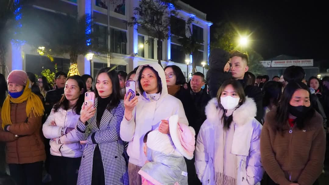 Mọi người đều chờ mong một năm mới đến với nhiều niềm vui, hạnh phúc. Mọi người đều chờ mong một năm mới đến với nhiều niềm vui, hạnh phúc.