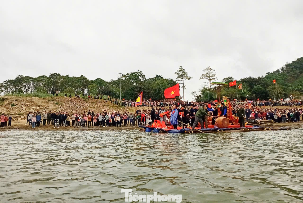 Dân bản rước kiệu Mẫu từ đền Đông Cuông sang miếu Ghềnh thăm Đức Ông. Thứ tự đội hình rước kiệu được bố trí Cờ ngũ hành, Cờ hội, Chiêng, Trống, Đội múa dân tộc, Lễ vật, Đôi vật, Chủ lễ, thầy mo (bê hòm sắc phong), Kiệu Mẫu, Nhạc bát âm, Kiệu vua Páo, Quan viên và đông đảo nhân dân thôn bản, du khách, thiện tín thập phương…