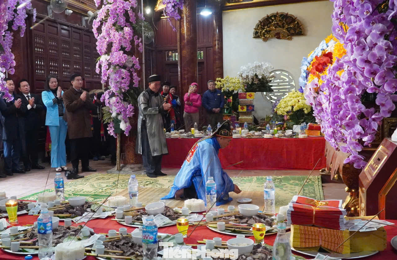 Sau lễ rước Mẫu sang sông, thầy Mo tiến hành các nghi lễ cúng chính tiệc với 36 mâm rồng để cầu cho quốc thái dân an, mùa màng tươi tốt, vạn vật sinh sôi, cuộc sống hạnh phúc vào buổi sáng ngày Mão tháng Giêng.