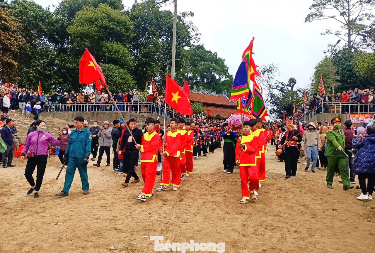 Lễ rước Mẫu qua sông được tiến hành tuần tự theo đúng nghi thức trang trọng và linh thiêng nhất của nhà đền. Thầy Mo và những người giúp việc trong trang phục truyền thống của người Tày Khao làm thủ tục sửa soạn những vận dụng cần thiết cho Mẫu.