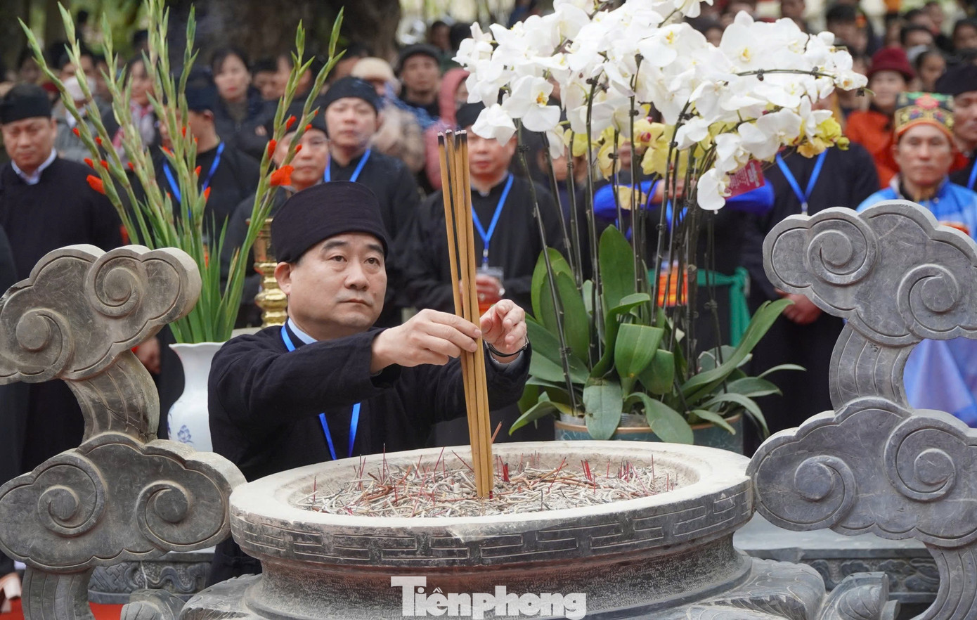 Tại đây, hàng ngàn người dân trong vùng và du khách thập phương lần lượt dâng hương để cầu mong những điều may mắn đến với bản thân, bạn bè và gia đình.