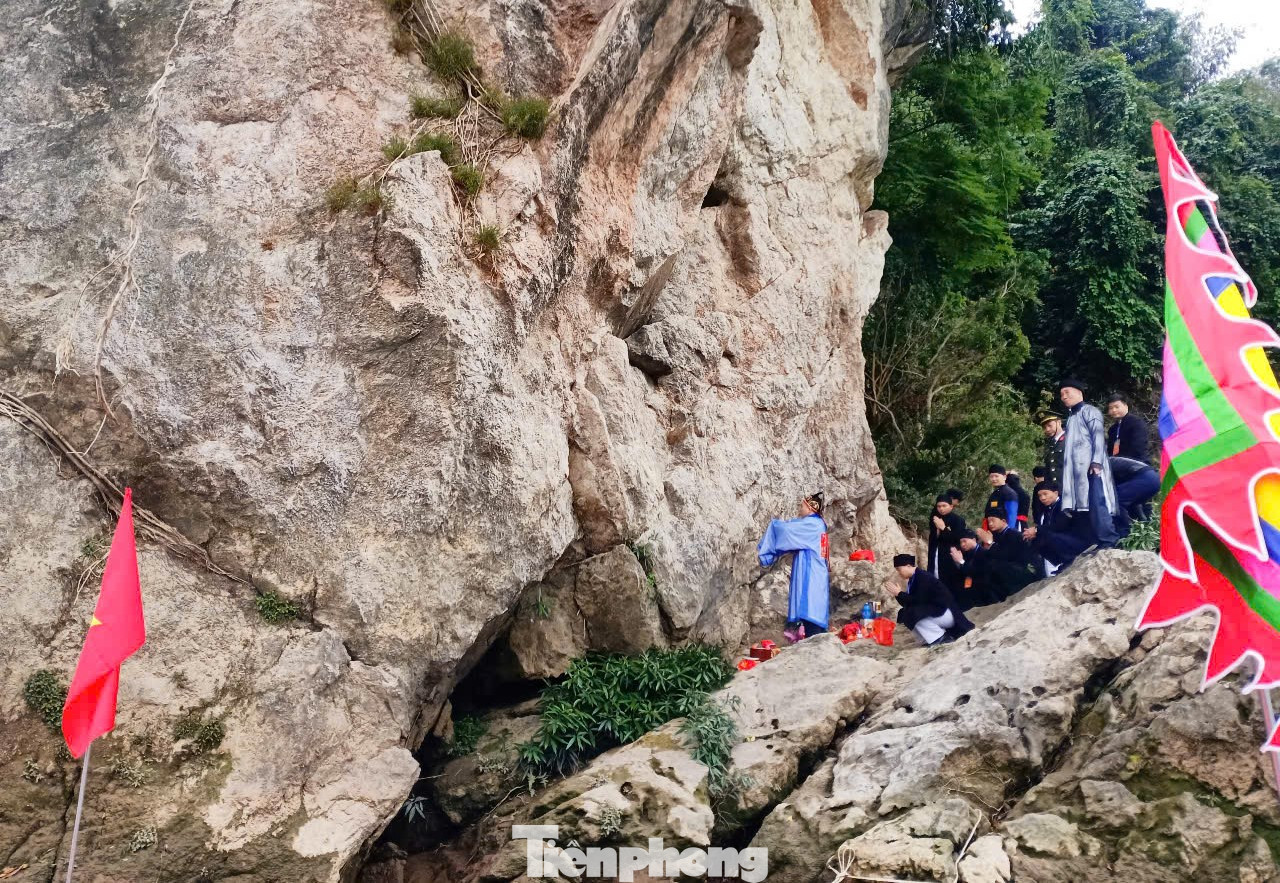 Khi mọi thủ tục cúng tế xong đúng 10h kiệu Mẫu và kiệu vua con lại tiếp tục được rước quay về đền và an vị trong cung cấm. Tại đây, thầy Mo thực hiện nghi lễ cuối cùng là đóng cửa cung cấm và cửa chính của đền kết thúc lễ hội đầu xuân của đền Đông Cuông.