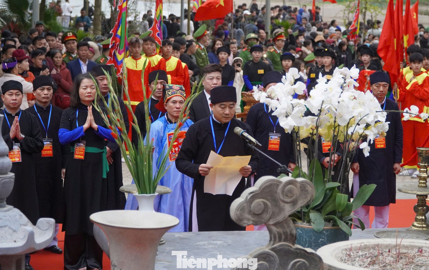 Đến sáng 3/2, lễ rước Mẫu qua sông - Kiệu Mẫu được trai đinh chuẩn bị và được các tín nữ trang trí từ hôm trước.