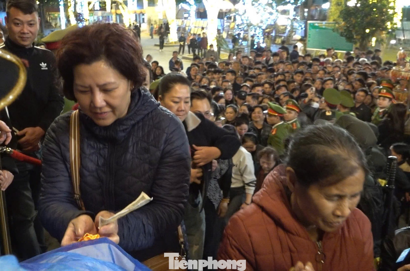 Sau khi hoàn thành lễ tế, ban quản lý đền phát lộc Mẫu đầu xuân cho người dân và du khách tại đền. Đây là hành động từ xưa đến nay tại đền nhằm "Tống cố, nghinh tân”, xua đi những điều không may mắn trong năm cũ, mong những điều tốt đẹp đến trong năm mới.