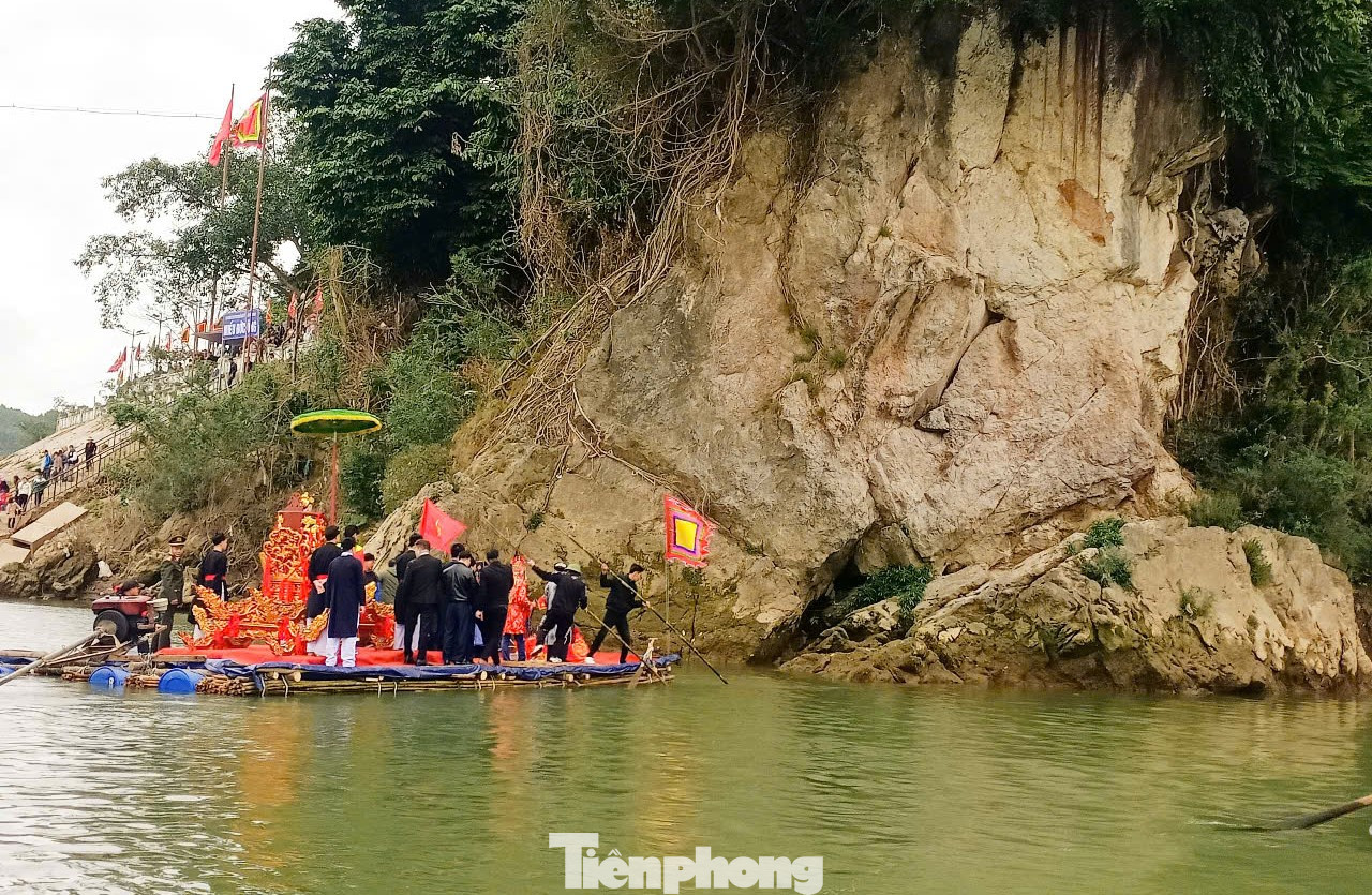 Khi mọi thủ tục cúng tế xong đúng 10h kiệu Mẫu và kiệu vua con lại tiếp tục được rước quay về đền và an vị trong cung cấm. Tại đây, thầy Mo thực hiện nghi lễ cuối cùng là đóng cửa cung cấm và cửa chính của đền kết thúc lễ hội đầu xuân của đền Đông Cuông.