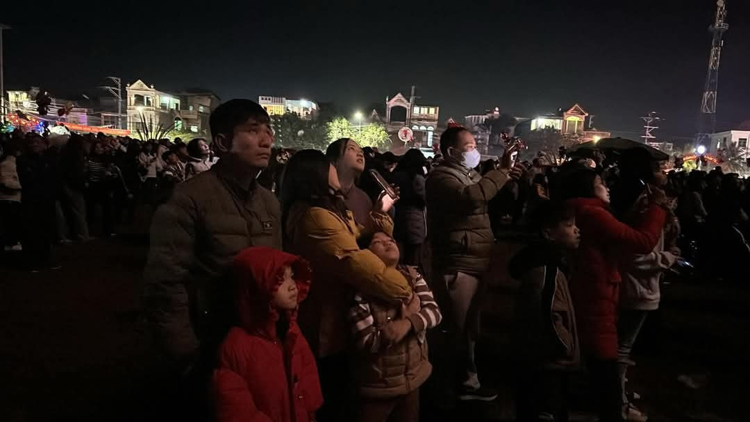 Tết Nguyên Đán 2025, tỉnh Yên Bái tổ chức 7 điểm bắn pháo hoa tại các huyện Lục Yên, Văn Yên, Yên Bình, Trấn Yên, thị xã Nghĩa Lộ và thành phố Yên Bái (2 điểm bắn tại Công viên Yên Hòa và Trung tâm quảng trường). Tết Nguyên Đán 2025, tỉnh Yên Bái tổ chức 7 điểm bắn pháo hoa tại các huyện Lục Yên, Văn Yên, Yên Bình, Trấn Yên, thị xã Nghĩa Lộ và thành phố Yên Bái (2 điểm bắn tại Công viên Yên Hòa và Trung tâm quảng trường).