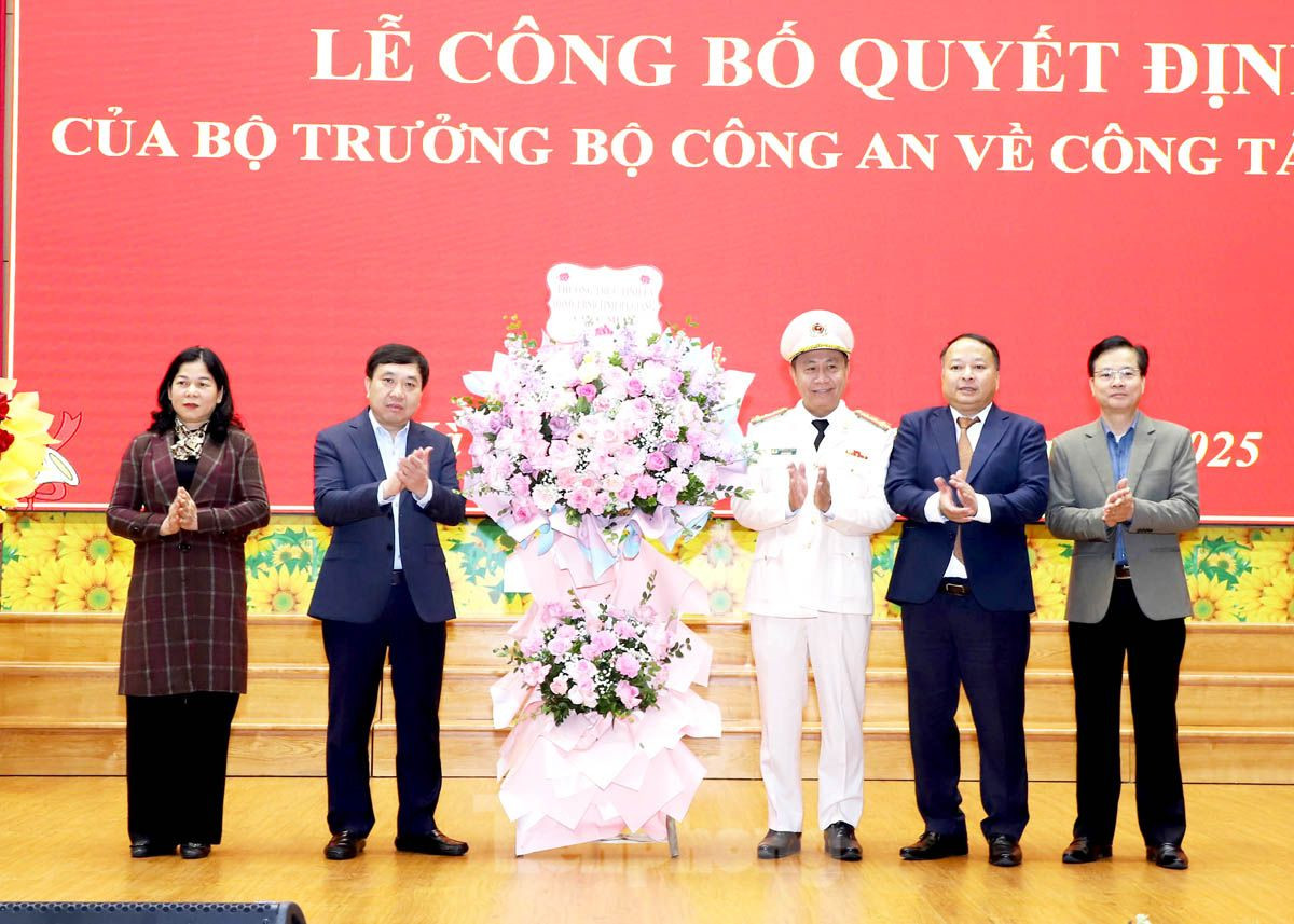 Các đồng chí lãnh đạo tỉnh Hà Giang tặng hoa chúc mừng đồng chí Nguyễn Đức Thuận. Các đồng chí lãnh đạo tỉnh Hà Giang tặng hoa chúc mừng đồng chí Nguyễn Đức Thuận.