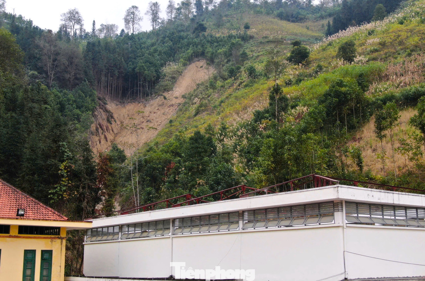 Điều đáng nói, taluy phía sau trụ sở vẫn còn nguy cơ sạt lở gây nguy hiểm, nhiều tháng sau mưa lũ, cán bộ, viên chức xã Nậm Khánh phải di chuyển đồ đạc còn sót lại đến ở nhờ tại trường học đang xây dựng trên địa bàn để chỉ đạo khắc phục hậu quả mưa lũ, báo cáo UBND huyện Bắc Hà, UBND tỉnh Lào Cai về việc lựa chọn vị trí, xây dựng trụ sở xã mới.