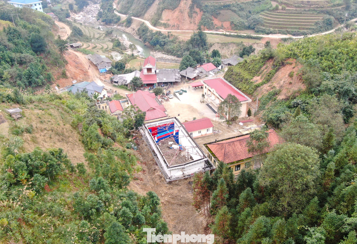 Điều đáng nói, taluy phía sau trụ sở vẫn còn nguy cơ sạt lở gây nguy hiểm, nhiều tháng sau mưa lũ, cán bộ, viên chức xã Nậm Khánh phải di chuyển đồ đạc còn sót lại đến ở nhờ tại trường học đang xây dựng trên địa bàn để chỉ đạo khắc phục hậu quả mưa lũ, báo cáo UBND huyện Bắc Hà, UBND tỉnh Lào Cai về việc lựa chọn vị trí, xây dựng trụ sở xã mới.