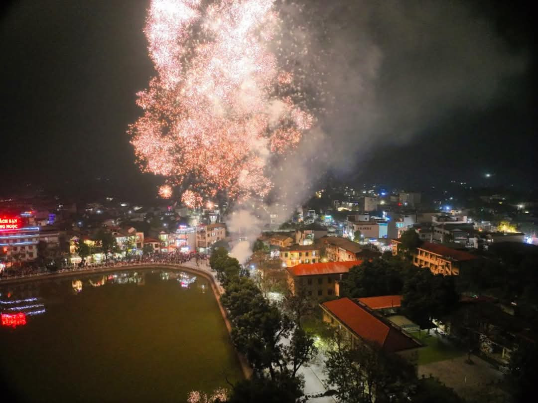 Pháo hoa rực sáng đón năm mới Ất Tỵ an lành, thịnh vượng ảnh 143 Pháo hoa rực sáng đón năm mới Ất Tỵ an lành, thịnh vượng ảnh 143