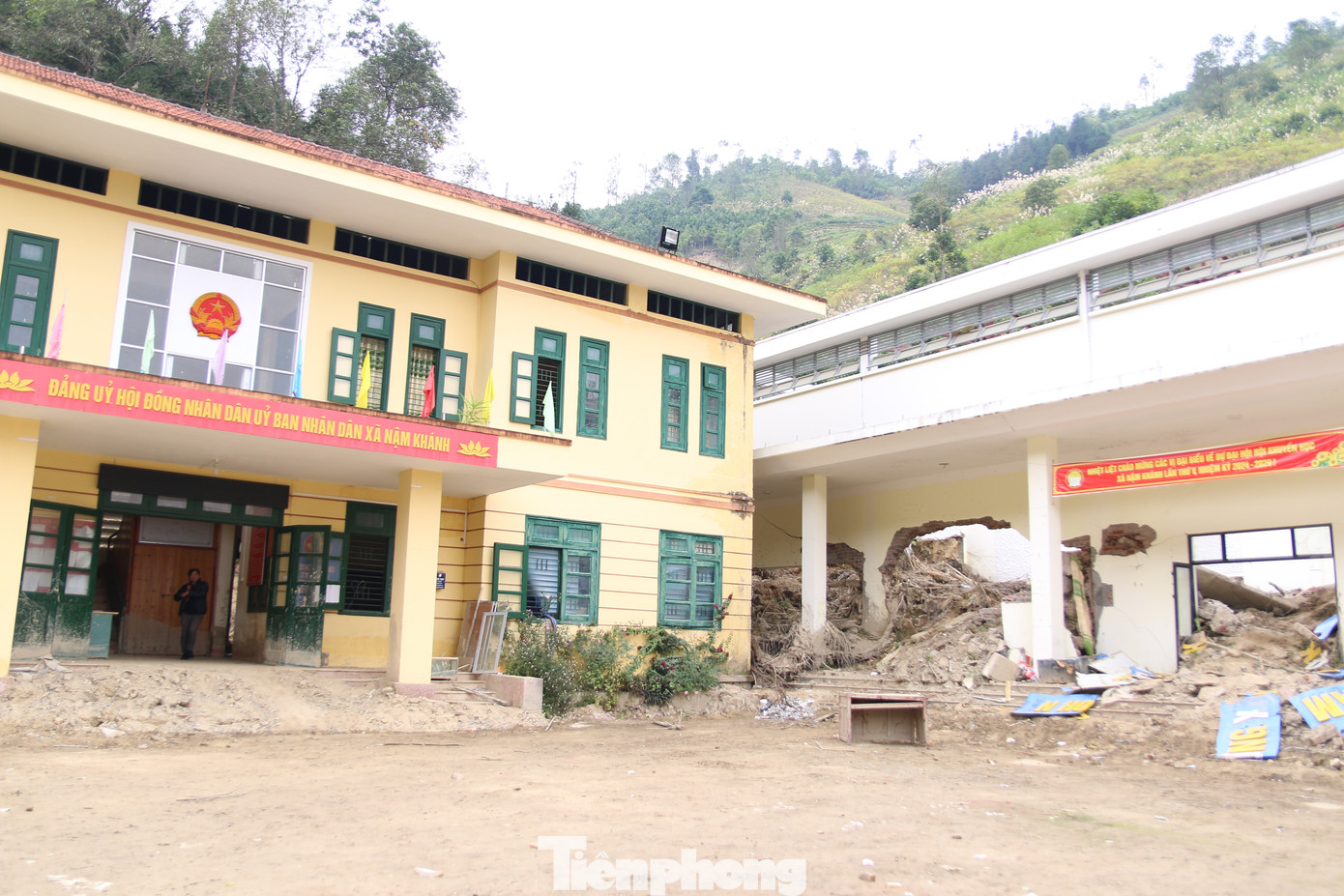 Bí thư Đảng ủy xã Nậm Khánh phân trần, rất may thời điểm sạt lở người dân và cán bộ đã di chuyển ra khỏi trụ sở không gây thiệt hại về người. Tuy nhiên, do diễn biến nhanh, phức tạp, đồ đạc trong cơ quan chưa thể di chuyển.