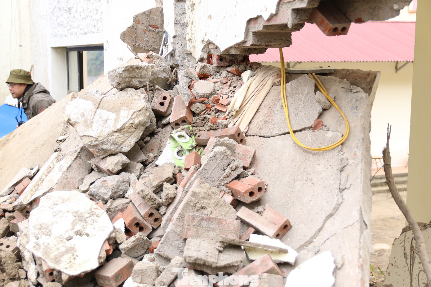 Những bức tường bị đổ gãy siêu vẹo, gãy đổ nham nhở, trụ bê tông chỉ còn trơ lại khung sắt...