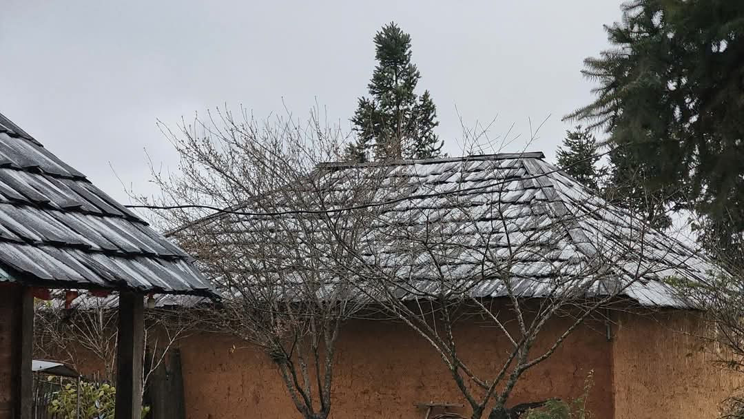 Những mái nhà cổ trình tường cùng đồ đạc cũng phủ trắng băng tuyết.