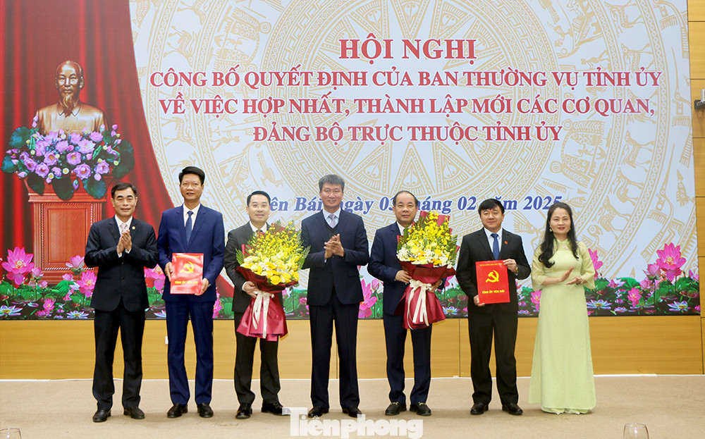 Bí thư Tỉnh ủy Yên Bái Trần Huy Tuấn trao quyết định và tặng hoa chúc mừng Đảng bộ các cơ quan Đảng tỉnh và Đảng bộ UBND tỉnh.