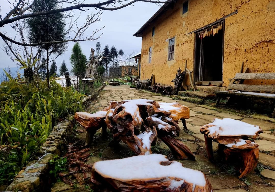 Đây là lần thứ 2 băng tuyết xuất hiện tại Y Tý trong năm 2025. Tuy nhiên, đợt rét sâu dịp giáp Tết Nguyên Đán khiến nhiều du khách thích thú.