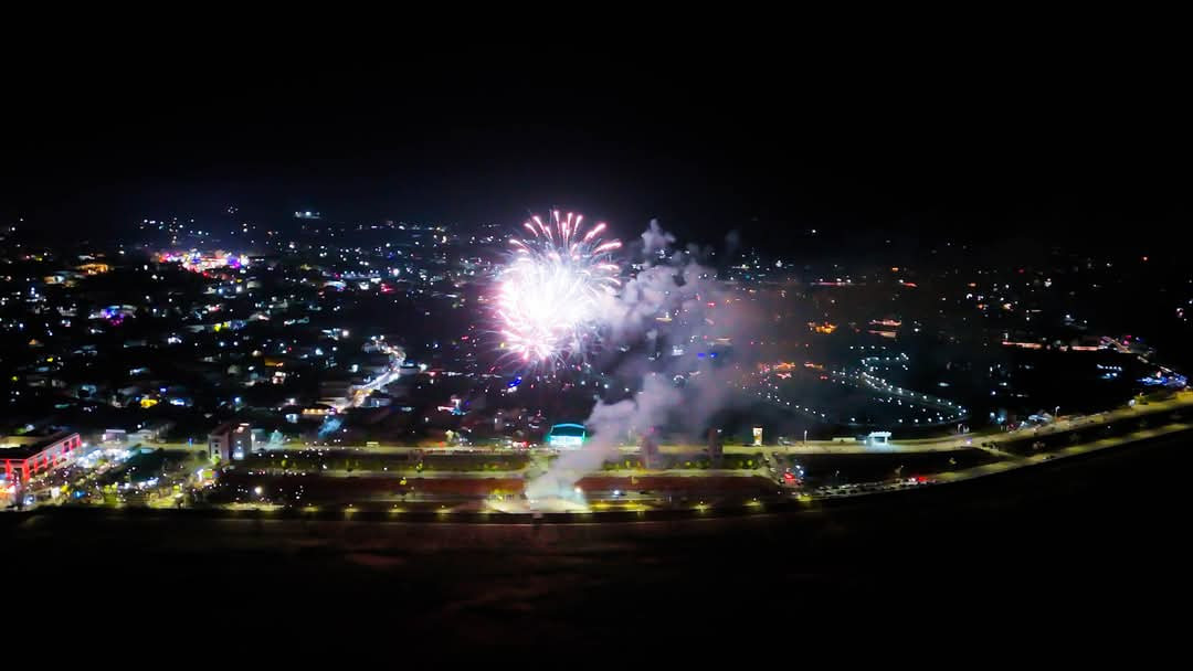 Mọi người đều chờ mong một năm mới đến với nhiều niềm vui, hạnh phúc. Mọi người đều chờ mong một năm mới đến với nhiều niềm vui, hạnh phúc.