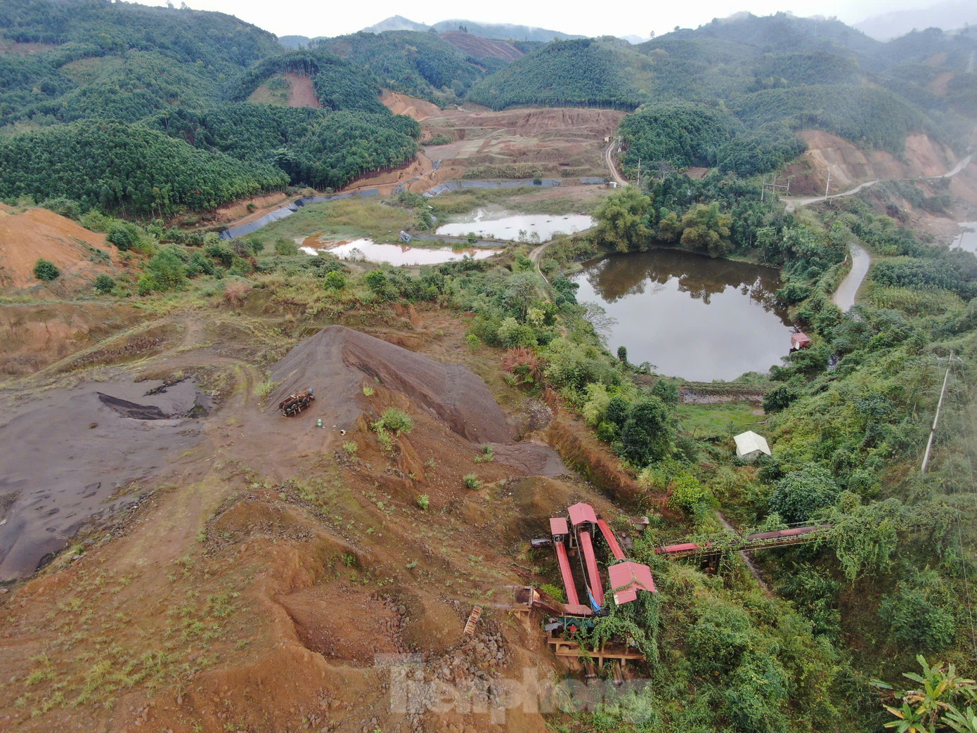 Khu vực khai thác mỏ, bể lắng, bãi thải, điểm tập kết cũng tiêu điều.