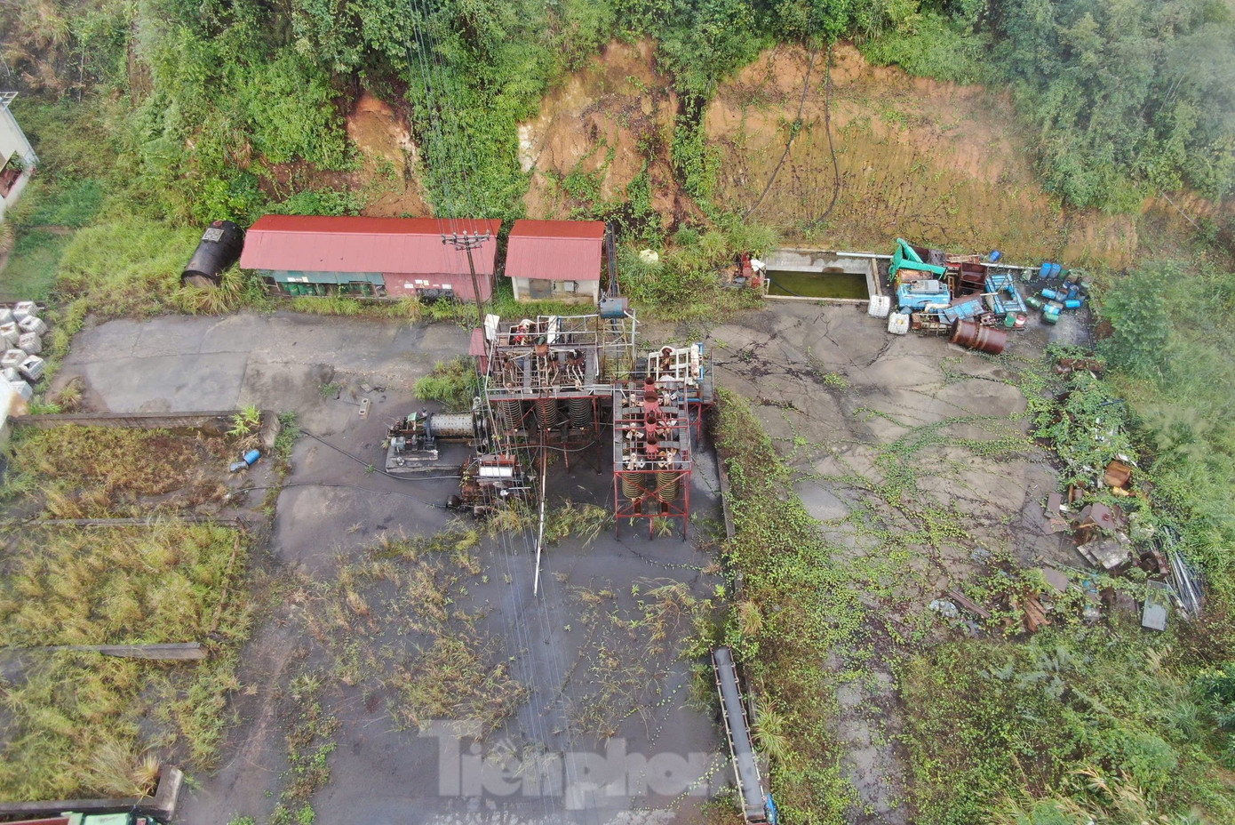 Xung quanh mỏ, các công trình, hạng mục cũng xuất hiện dấu hiệu xuống cấp do lâu ngày không được sử dụng, bảo dưỡng.