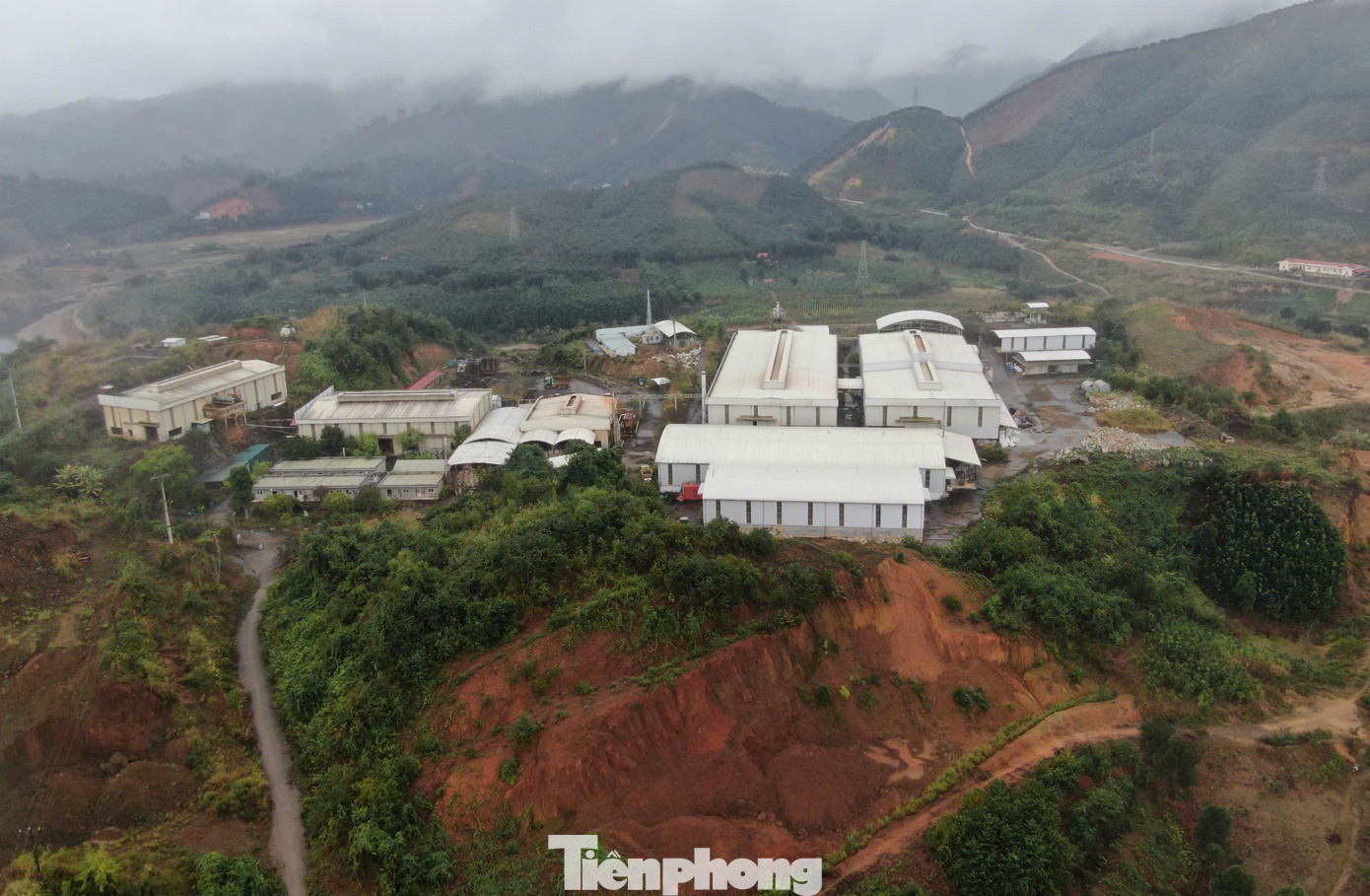 Trong khi đó, ông Trương Ngọc Tuân, Phó Chủ tịch UBND xã Yên Phú cho biết, sau khi khu mỏ bị dừng hoạt động, lực lượng công an cũng tổ chức phong toả, cắt cử cán bộ ngày đêm canh gác khu mỏ này.