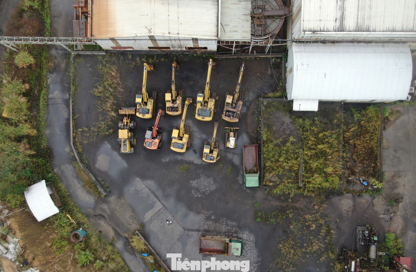 Phía bên trong, cỏ dại mọc khắp các lối đi. Máy xúc, máy ủi và hệ thống vận chuyển khoáng sản đều đã bị hoen gỉ; cây cỏ mọc cả trên thùng xe ben.