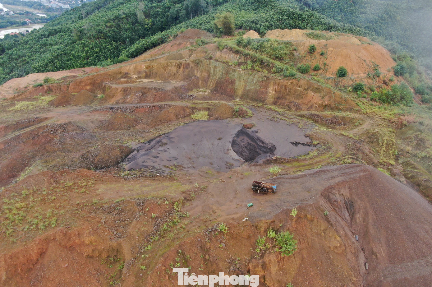 Theo ông Hồng, khu mỏ đất hiếm đang được chính quyền địa phương phối hợp với các lực lượng chức năng bảo vệ nghiêm ngặt. Việc ra vào khu vực mỏ được kiểm soát chặt chẽ nhằm ngăn chặn tình trạng khai thác trái phép, thất thoát tài nguyên.
