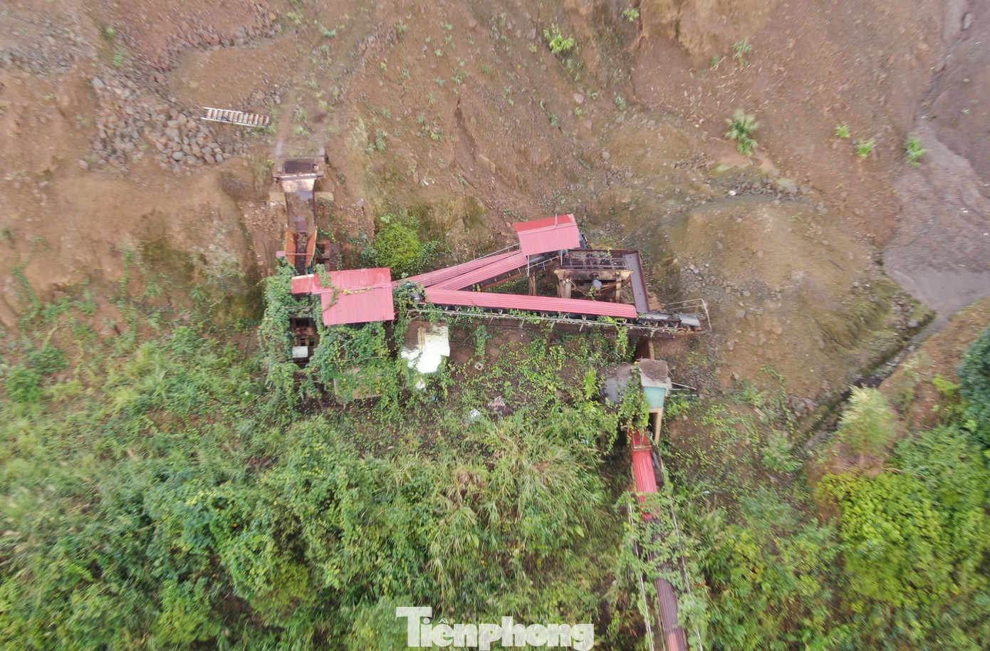 "Thời gian mỏ mới bắt đầu hoạt động, phía công ty cũng đưa công nhân tới xã để làm khai báo tạm trú cho họ. Trong quá trình khai thác mỏ, chính quyền địa phương chưa ghi nhận vụ tai nạn lao động nào xảy ra", ông Tuân nói.