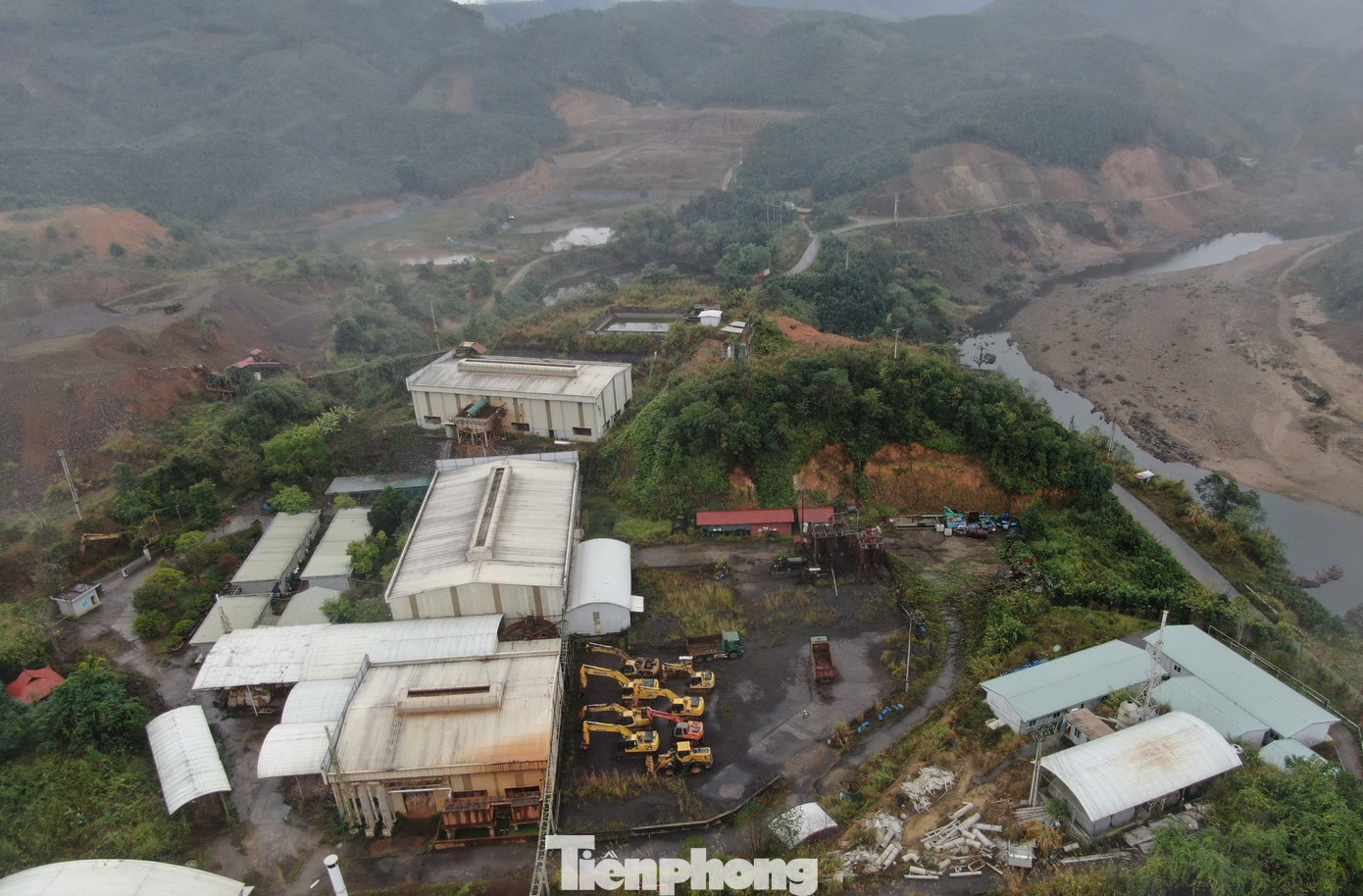 Ghi nhận của phóng viên Tiền Phong tại khu mỏ đất hiếm trong ngày 7/2, mọi hoạt động bên trong khu mỏ đều đã dừng hoạt động. Lực lượng chức năng canh gác 24/24 tại khu vực cổng chính. Khu vực cổng phụ cũng được căng dây, chắn bằng barie.