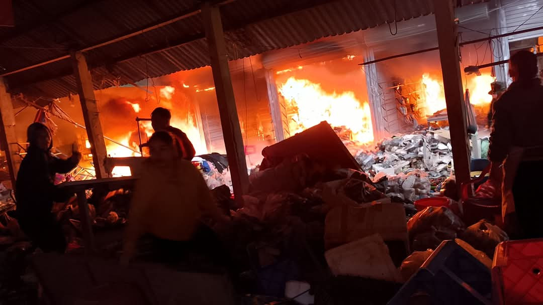 Hiện cơ quan chức năng và người dân khẩn trương khống chế không để lửa lan rộng.