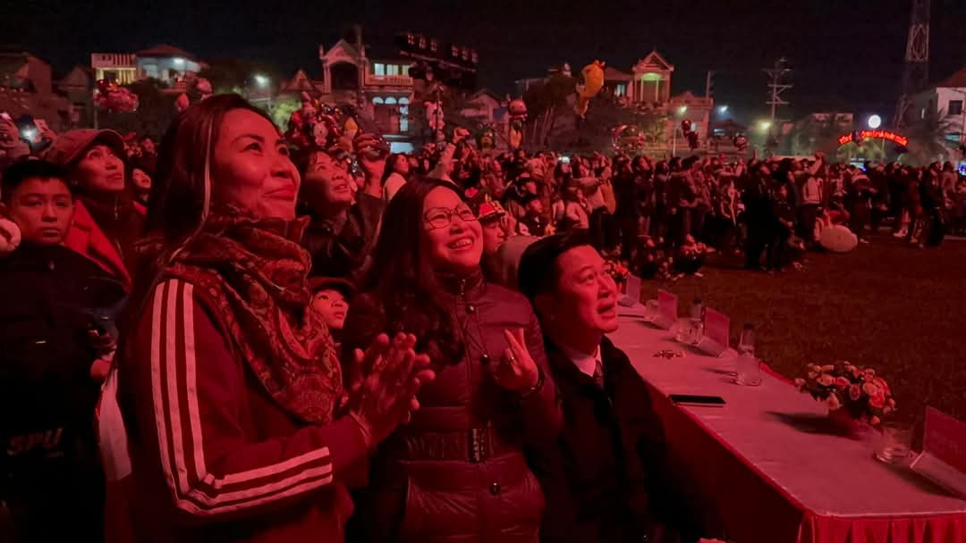 Chị Trịnh Thu Hoài (ở huyện Văn Yên) chia sẻ, địa phương vừa đón nhận huyện Nông thôn mới, giờ đến năm mới được ngắm pháo hoa rất vui mừng, phấn khởi. Chị Trịnh Thu Hoài (ở huyện Văn Yên) chia sẻ, địa phương vừa đón nhận huyện Nông thôn mới, giờ đến năm mới được ngắm pháo hoa rất vui mừng, phấn khởi.