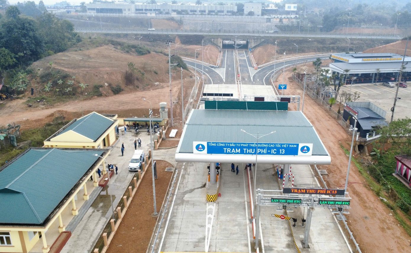 Nút giao IC13 nối thành phố Yên Bái với cao tốc Nội Bài - Lào Cai chính thức thông xe vào 17h, ngày 25/1. Nút giao IC13 nối thành phố Yên Bái với cao tốc Nội Bài - Lào Cai chính thức thông xe vào 17h, ngày 25/1.