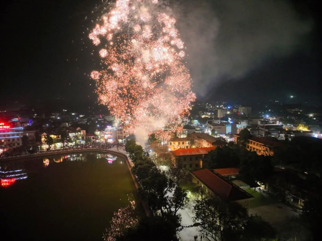 Trong đó, các điểm tại huyện Văn Yên, Lục Yên, Trấn Yên, Yên Bình và công viên Yên Hòa (TP Yên Bái) tổ chức bắn pháo hoa chào năm mới 2025 lúc 22h, ngày 28/1. Trong đó, các điểm tại huyện Văn Yên, Lục Yên, Trấn Yên, Yên Bình và công viên Yên Hòa (TP Yên Bái) tổ chức bắn pháo hoa chào năm mới 2025 lúc 22h, ngày 28/1.