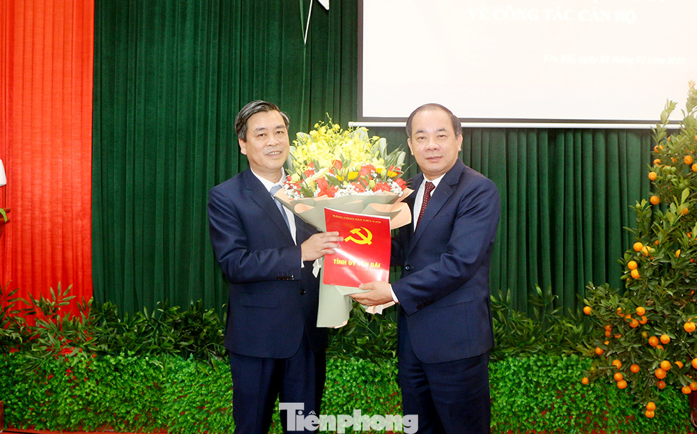 Bí thư Tỉnh ủy Yên Bái Trần Huy Tuấn trao quyết định, tặng hoa chúc mừng tân Bí thư Huyện ủy Văn Yên Hà Đức Anh (ảnh trái); Ông Tạ Văn Long - Phó Bí thư Thường trực Tỉnh ủy, Chủ tịch HĐND tỉnh trao quyết định và tặng hoa chúc mừng ông Mai Mộng Tuân (ảnh phải). Bí thư Tỉnh ủy Yên Bái Trần Huy Tuấn trao quyết định, tặng hoa chúc mừng tân Bí thư Huyện ủy Văn Yên Hà Đức Anh (ảnh trái); Ông Tạ Văn Long - Phó Bí thư Thường trực Tỉnh ủy, Chủ tịch HĐND tỉnh trao quyết định và tặng hoa chúc mừng ông Mai Mộng Tuân (ảnh phải).