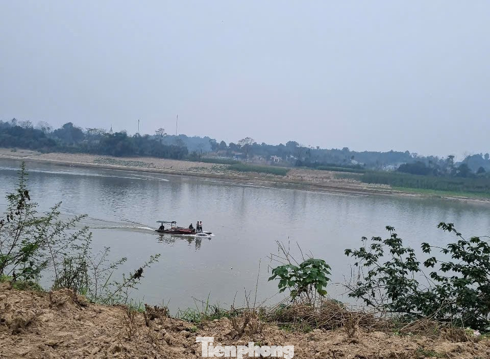 Lực lượng chức năng huy động khoảng 100 người chia làm nhiều hướng tìm kiếm nạn nhân bị mất tích khi đi đánh cá.