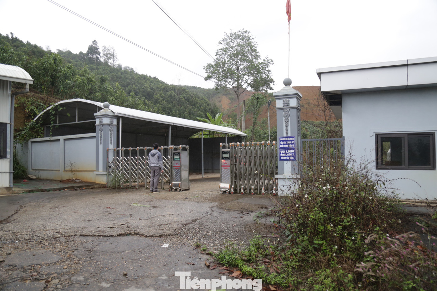 Mỏ đất hiếm tại xã Yên Phú, huyện Văn Yên, tỉnh Yên Bái nằm cách trung tâm huyện Văn Yên gần 20km, được Bộ Tài nguyên và Môi trường cấp giấy phép khai thác từ tháng 6/2013, với diện tích 6,24 ha. Đến ngày 6/8/2021, doanh nghiệp này được gia hạn giấy phép theo số 134/GP-BTNMT với thời hạn khai thác đến 13/7/2028.