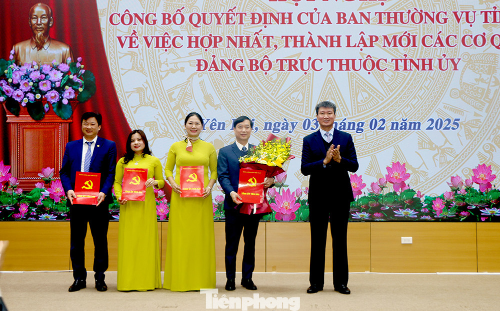 Bí thư Tỉnh ủy Yên Bái Trần Huy Tuấn trao quyết định và tặng hoa chúc mừng lãnh đạo Ban Tuyên giáo và Dân vận Tỉnh ủy.