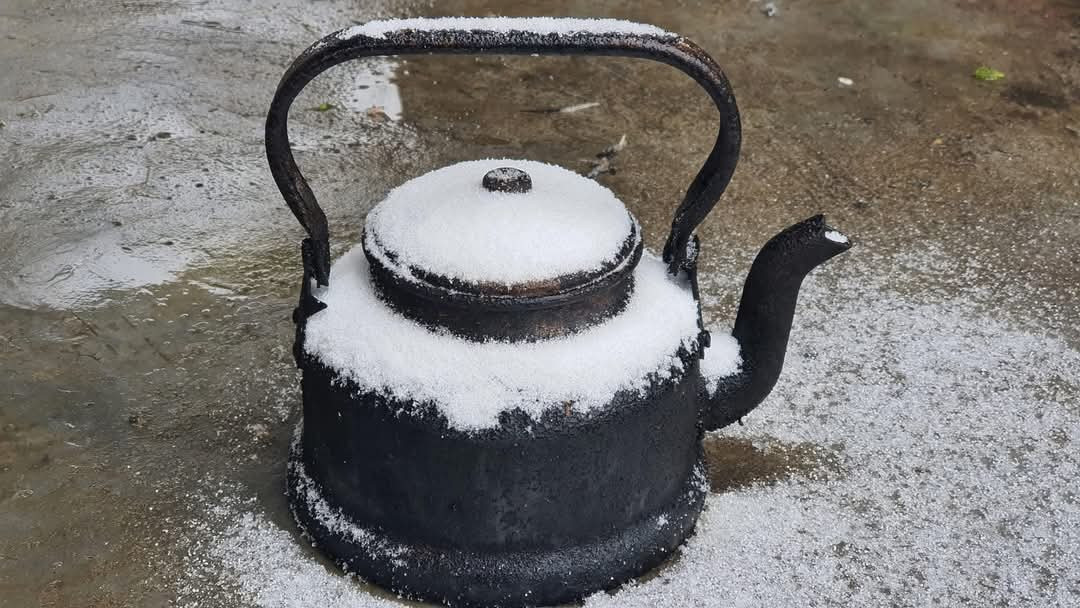 Những mái nhà cổ trình tường cùng đồ đạc cũng phủ trắng băng tuyết.